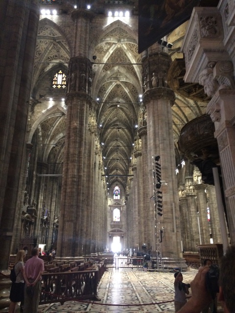 ミラノのドゥオモ内部 イタリア旅行でミラノのドゥオモに入りました。荘厳な雰囲気に圧倒されます。