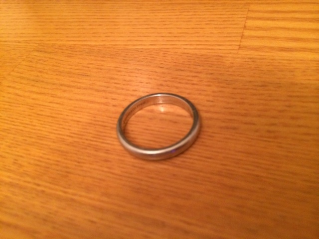 f:id:sennich:20150626221343j:plain 結婚指輪を寝ている間に無意識に外してしまった。フロイト心理学の錯誤行為にあたる。錯誤行為とは人には無意識に不快感を感じる物を忘れる又は無くす傾向にあるということである。つまり寝ている間に無意識に指輪を外す行為は配偶者との婚姻関係を不快に感じている可能性を意味する。