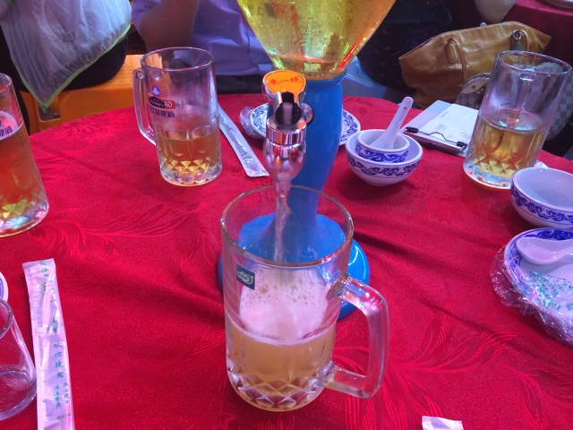f:id:sennich:20150702234106j:plain 中国のビールサーバーでビールを注ぐ