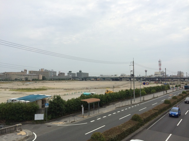 西宮市アサヒビール工場跡地、10ヘクタールの広大な再開発現場を国道2号線の歩道橋より撮影 西宮市アサヒビール工場跡地の再開発