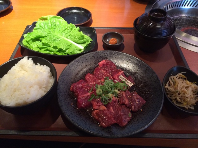 f:id:sennich:20150824184113j:plain 焼肉特急のランチタイムメニュー、特選ハラミ定食1.5倍は税込み993円