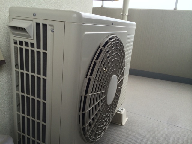 f:id:sennich:20150908123146j:plain ベランダに設置しているエアコンの室外機
