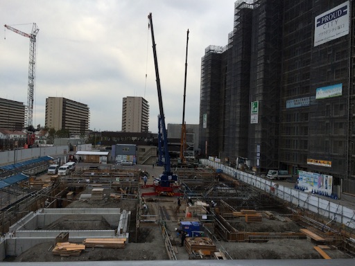 f:id:sennich:20151007193128j:image 2016年5月に完成予定のズットシティ塚口駅前ビルの基礎工事。隣接するマークフロントはほぼ立ち上がっている。