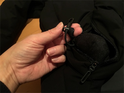 f:id:sennich:20151224114801j:image ウエストのアジャスト紐と金具が前ポケットの中に隠されている。裏返しにすると見える。
