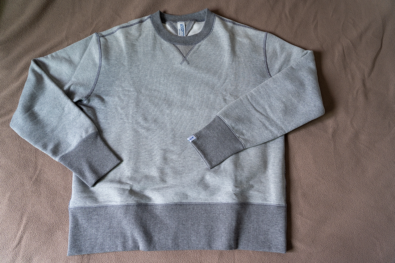 〈LOOPWHEELER×BEAMS PLUS〉のクルーネック スウェット