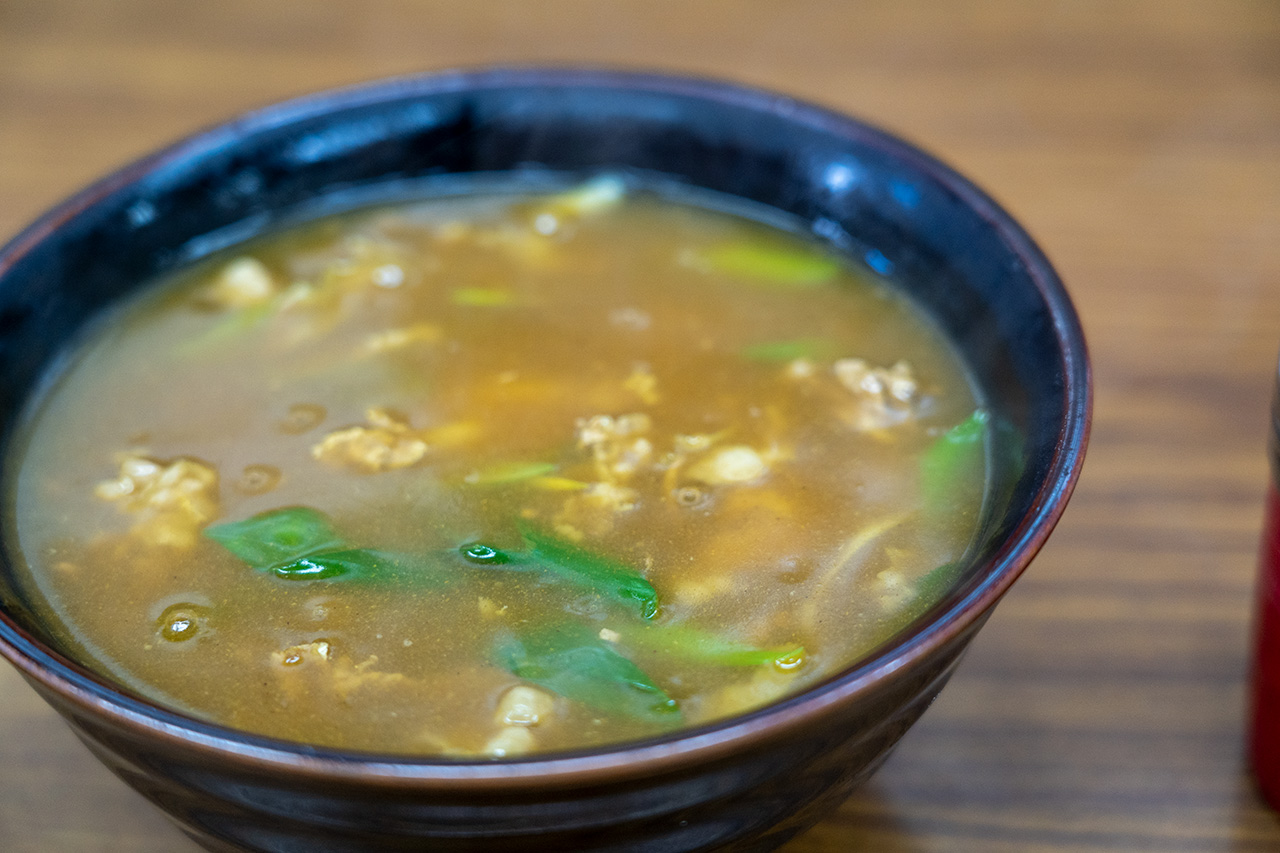 元田中の〈てんぐ食堂〉の肉カレーうどん