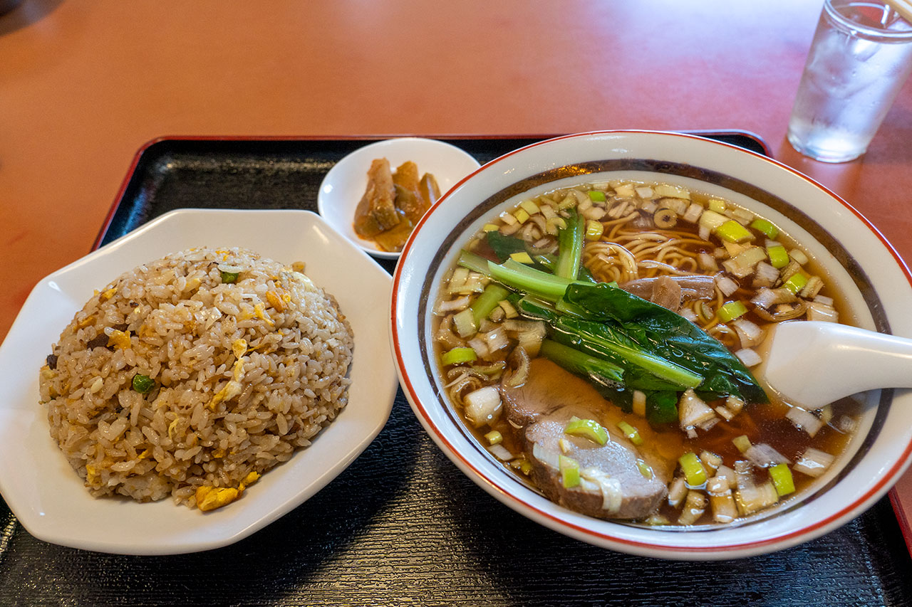 東方紅飯店のラーメン半チャーハンセット