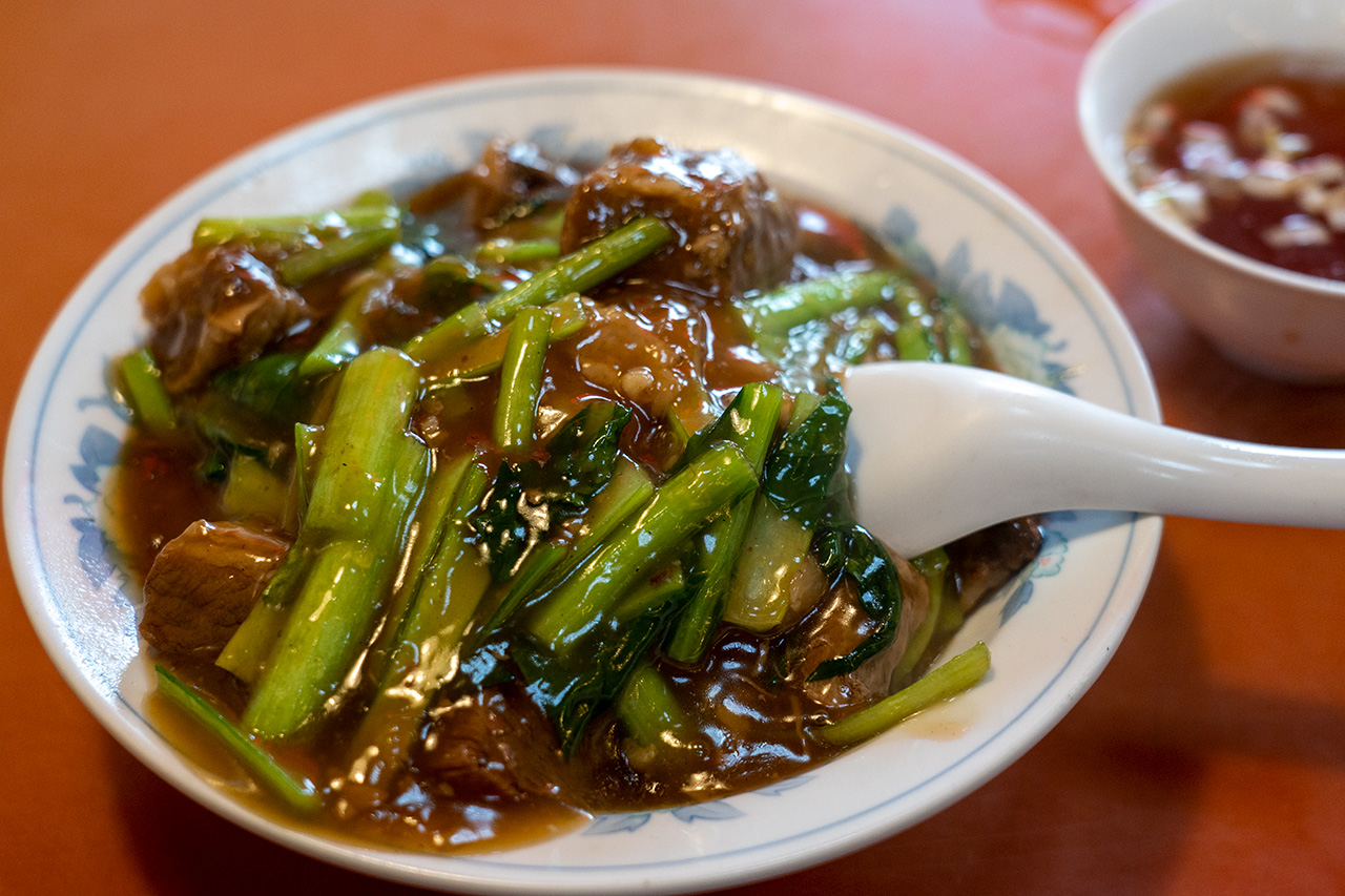 東方紅飯店市場店の牛バラ肉かけご飯