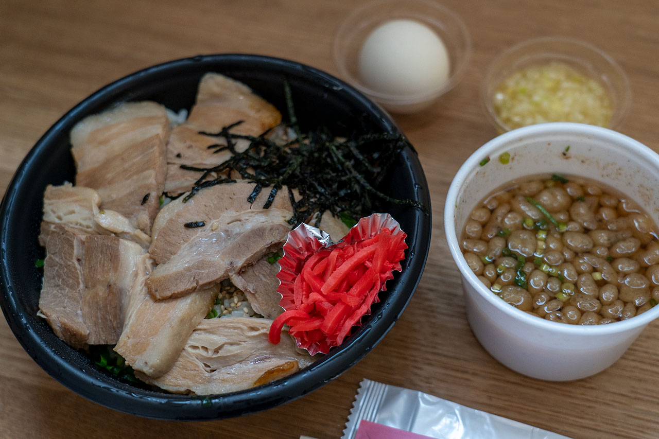 ねぎ塩チャーシュー丼　水喜のネギ塩チャーシュー丼