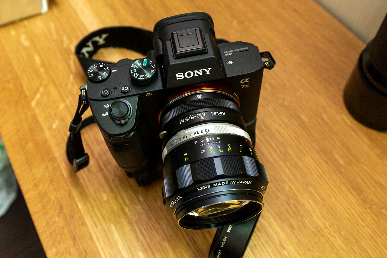 ILCE-7M3にミノルタ〈MC ROKKOR-PG 58mm F1.2〉を取り付けた図