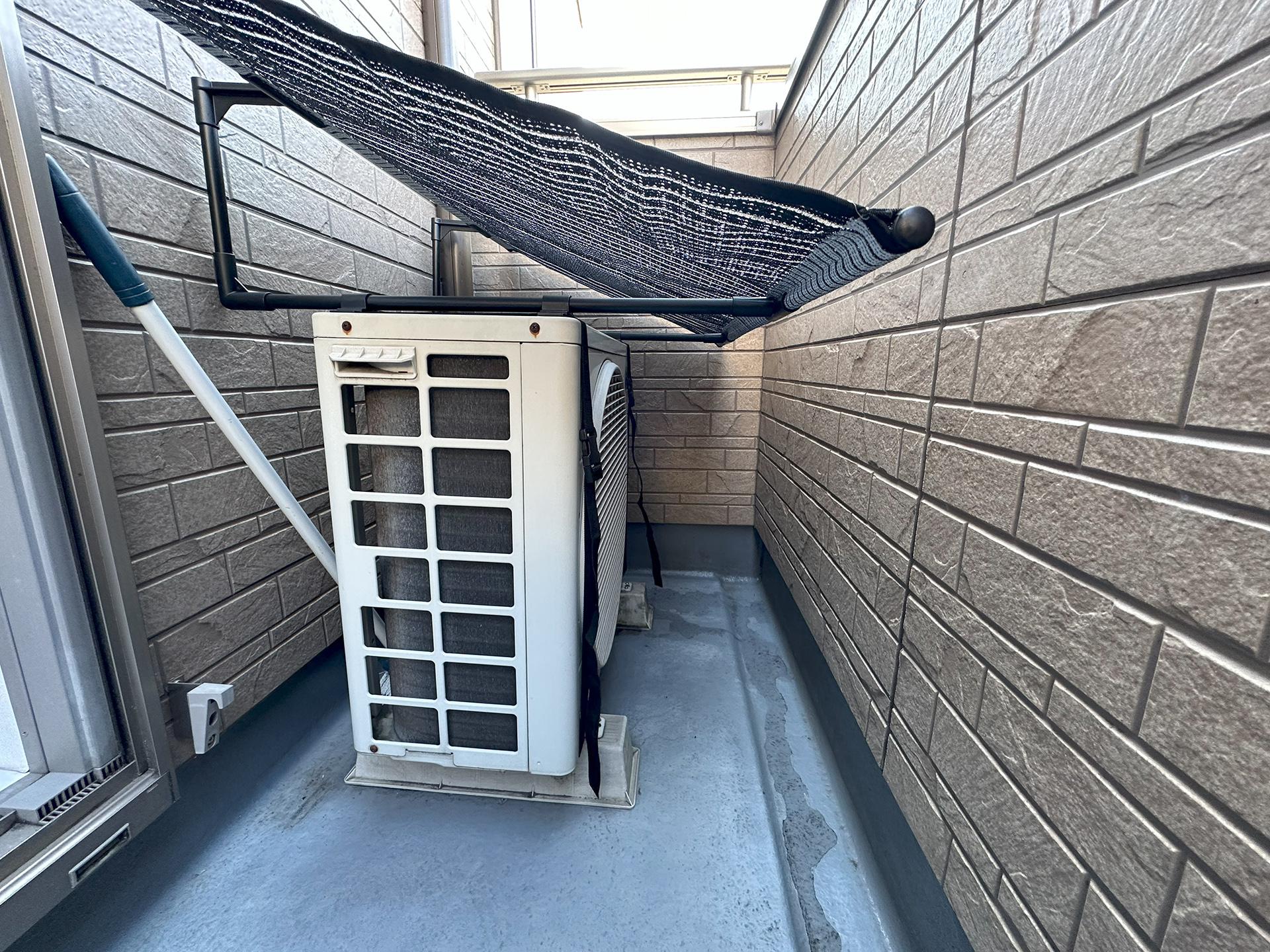 エアコン室外機に屋根型日よけシートをかぶせて直射日光対策をしてみました。 - menehune旅写真プラス