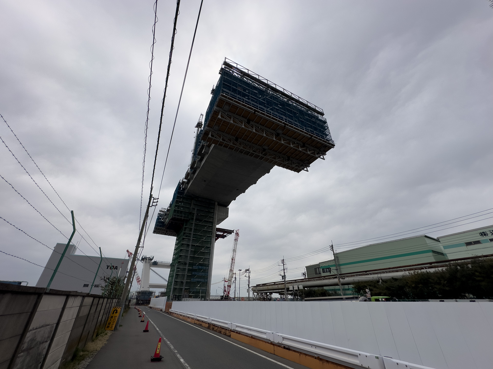 川崎港臨港道路東扇島水江町線の橋脚（川崎側）