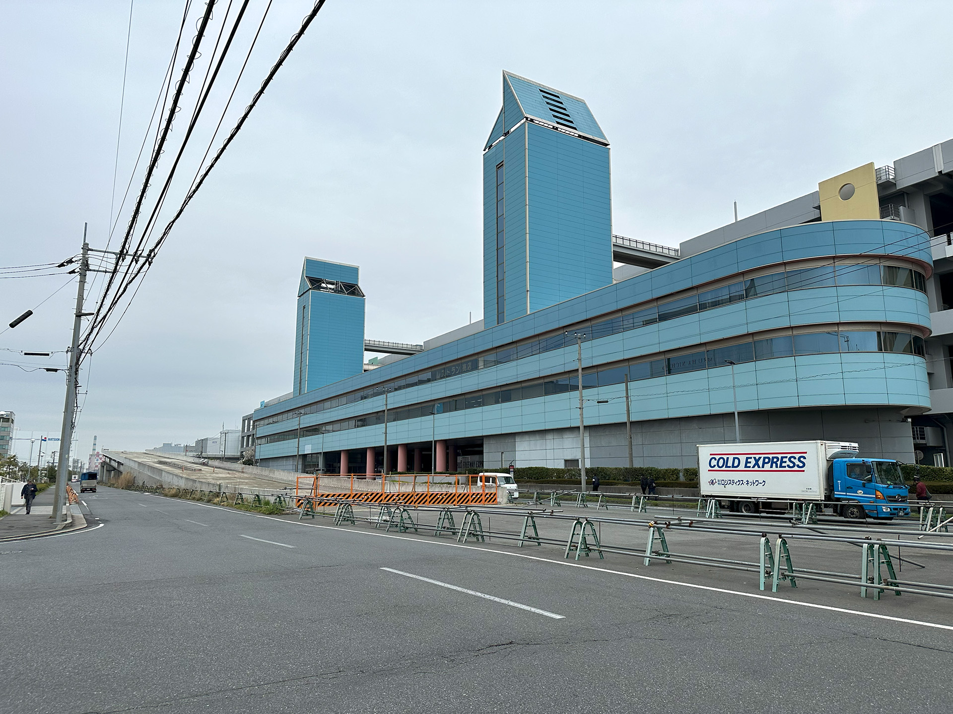 かわさきファズ物流センター脇の川崎港臨港道路東扇島水江町線アプローチ（上りランプ）