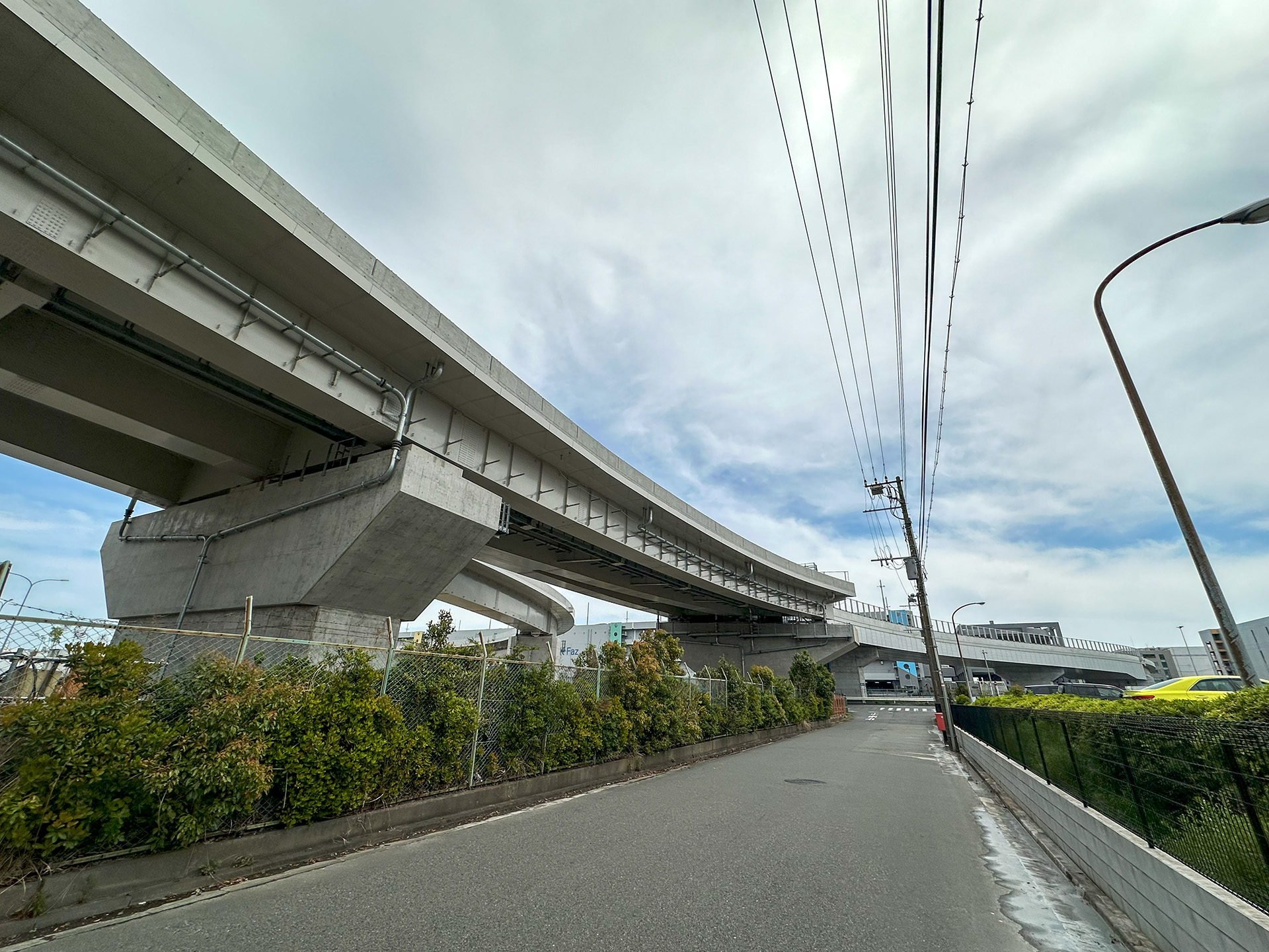 ロジポート川崎ベイ脇の川崎港臨港道路東扇島水江町線（上り下りの分岐点）