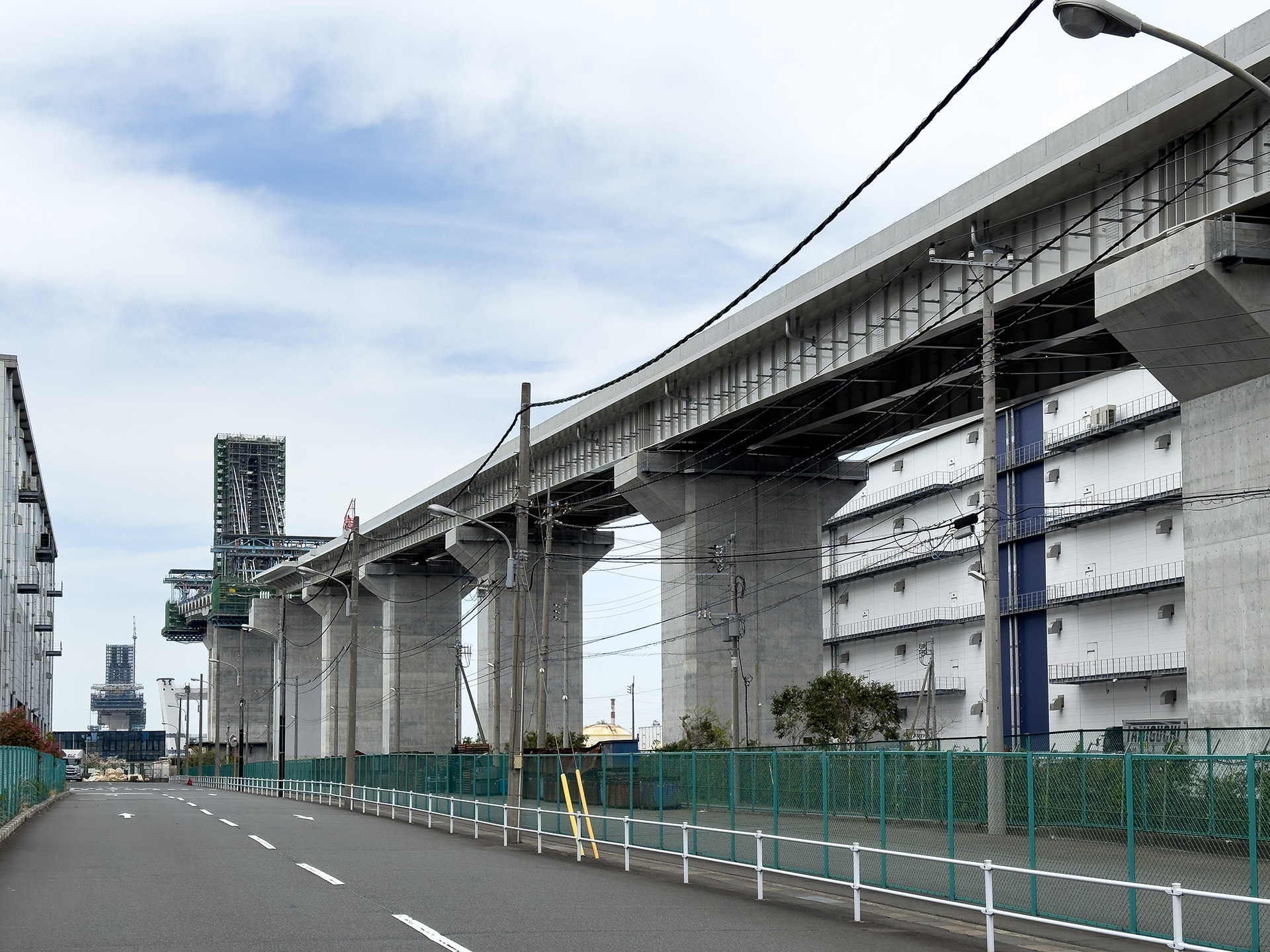 湾岸道路と首都高湾岸線の上をまたぎ京浜運河へ伸びている川崎港臨港道路東扇島水江町線（東扇島側）