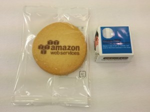 awsのロゴの入った、クッキーとチョコレート
