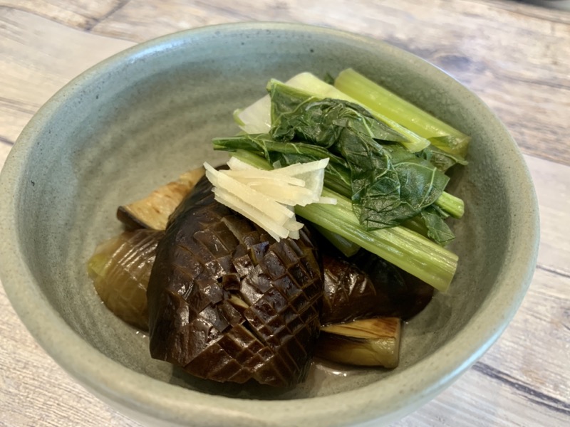 お皿に盛ったナスの煮浸し