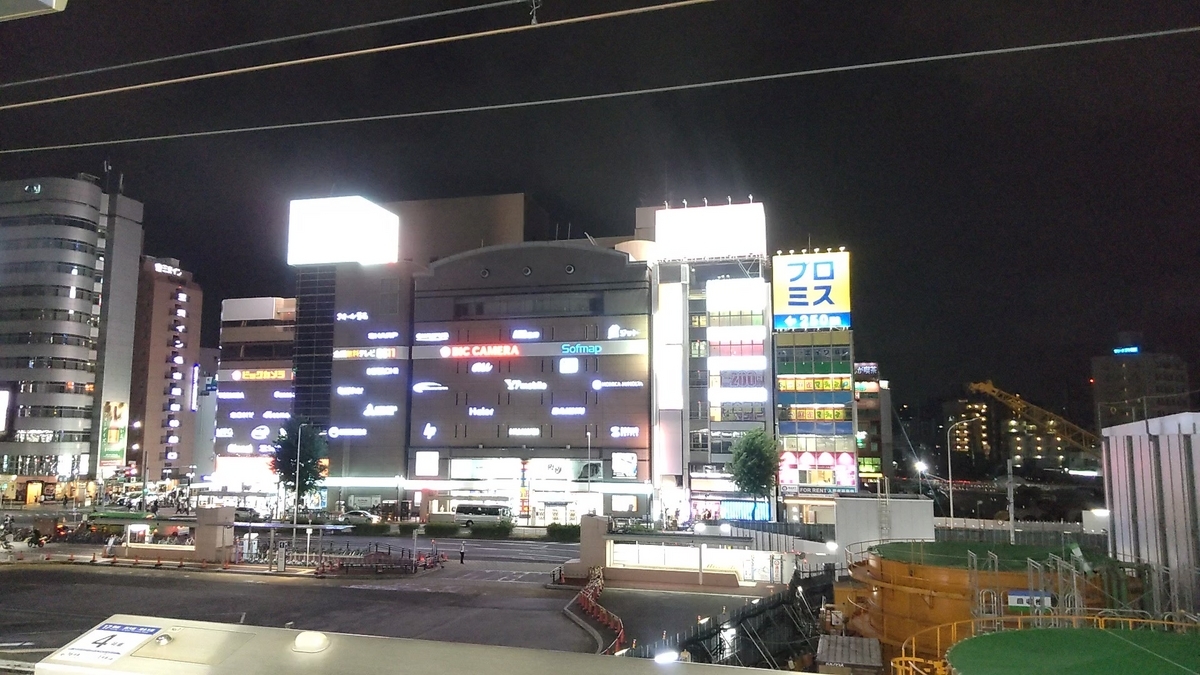 駅にて