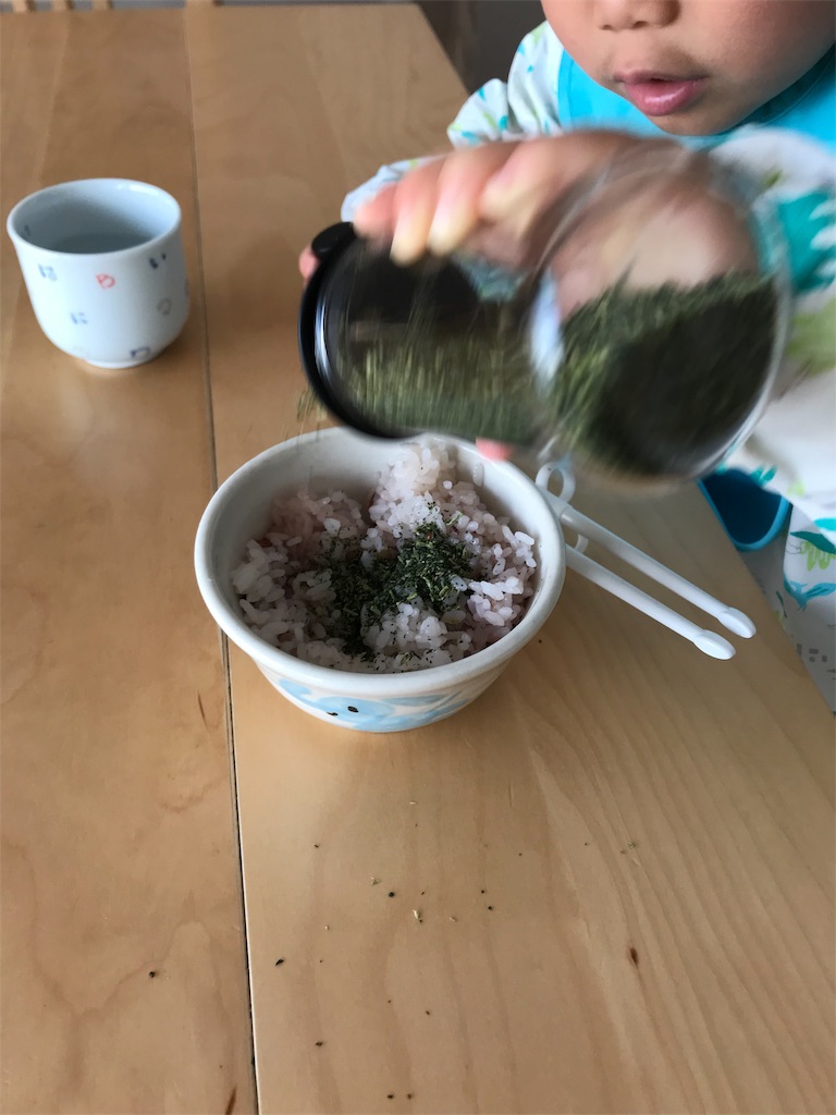 3歳がふりかけをドバッとならずに入れられるふりかけボトル Seven Play S Blog