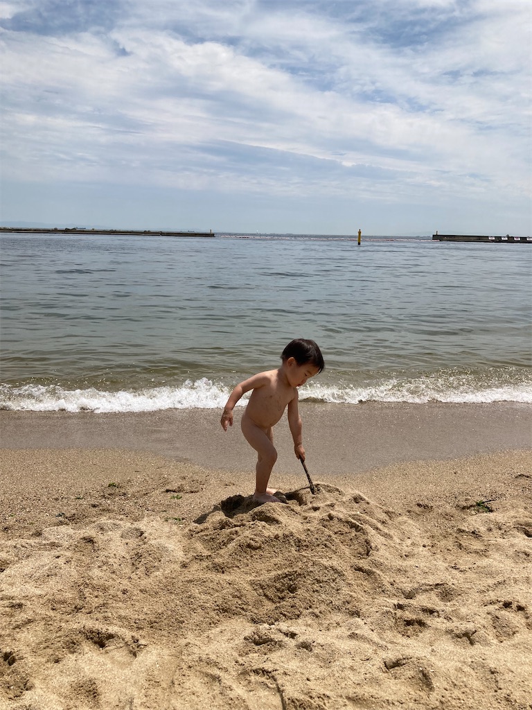 子供　すっぽんぽん 海ですっぽんぽんになるふたり - 都会のマンションでできる自然育児