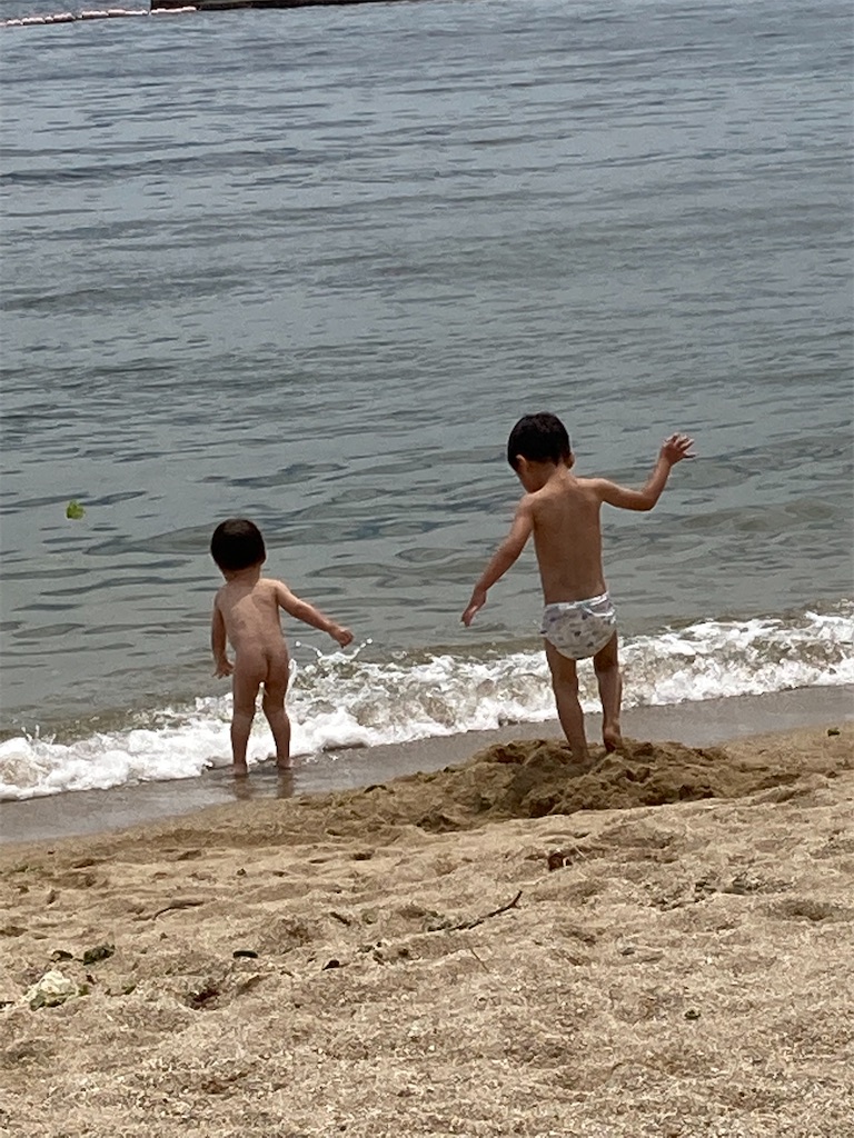 子供　すっぽんぽん 海ですっぽんぽんになるふたり - 都会のマンションでできる自然育児