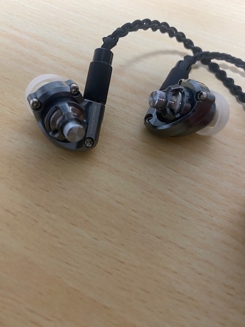 Acoustune HS1697TI + おまけ マニアからも一目置かれるAcoustuneの最新イヤホン「HS1697TI