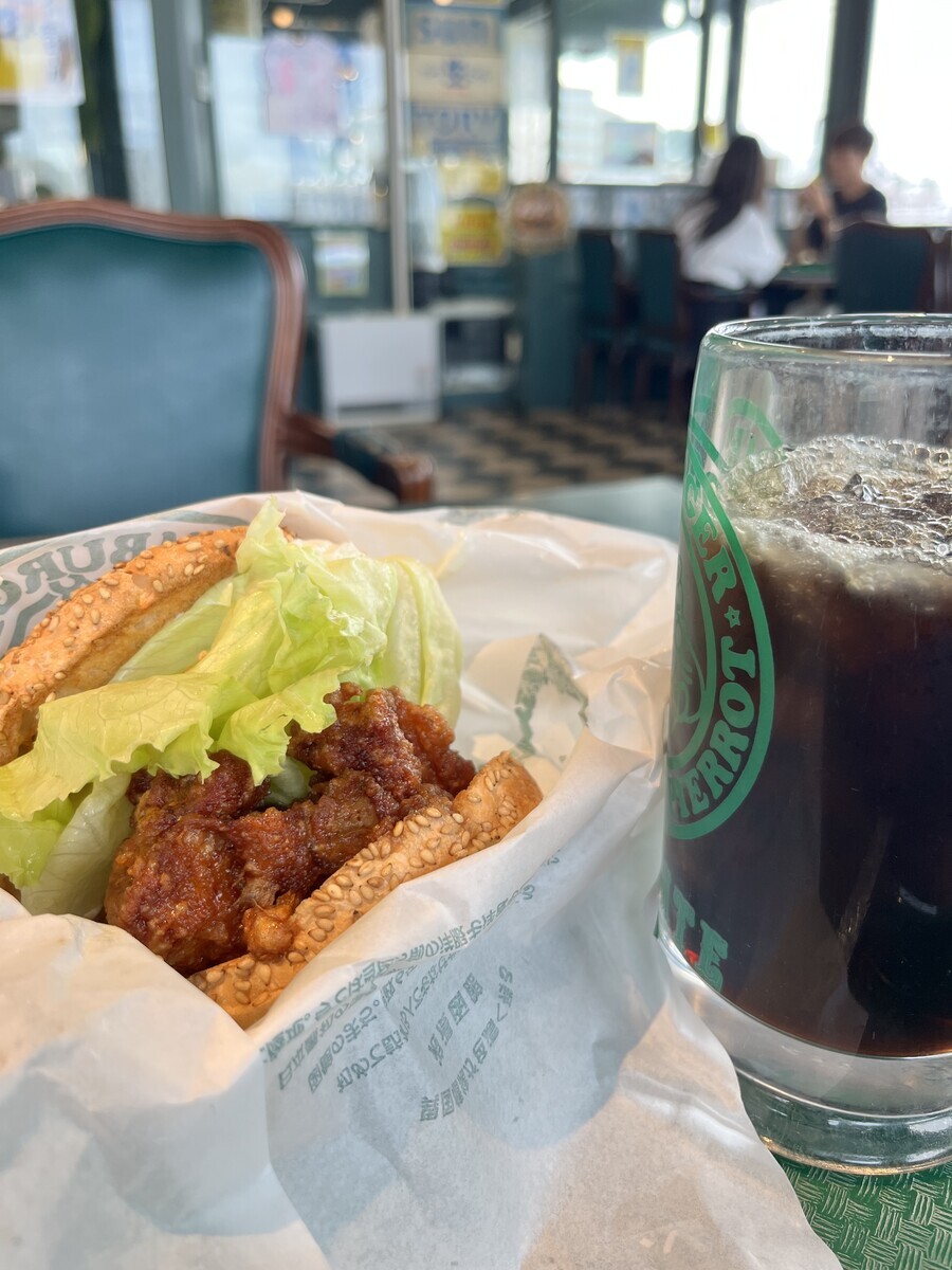 ラッキーピエロ チャイニーズチキンバーガーとアイスコーヒー