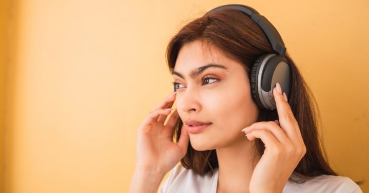 「耳読」で勉強している女性