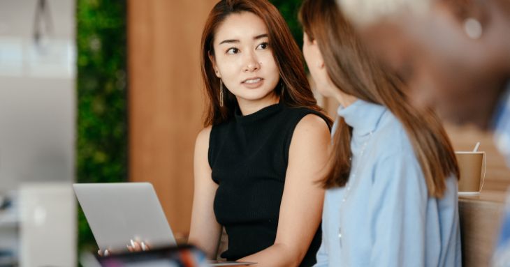 女性のビジネスパーソン2人が会話している様子