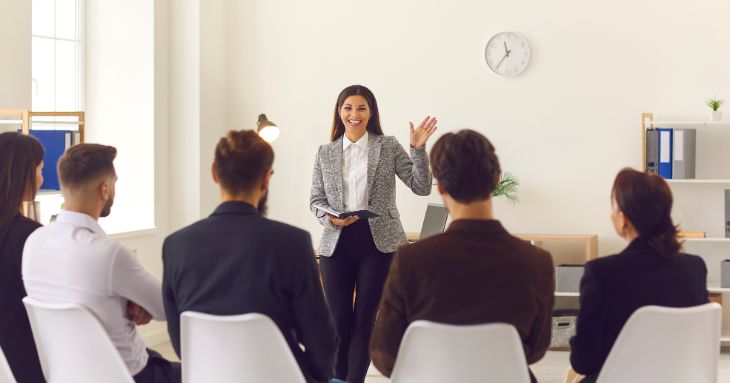 前で教えている講師