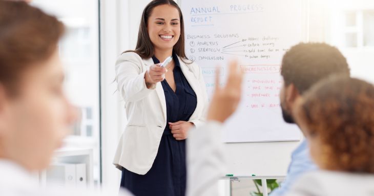 笑顔のビジネスパーソン