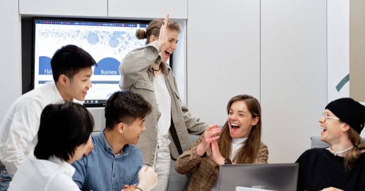 会話するビジネスパーソン