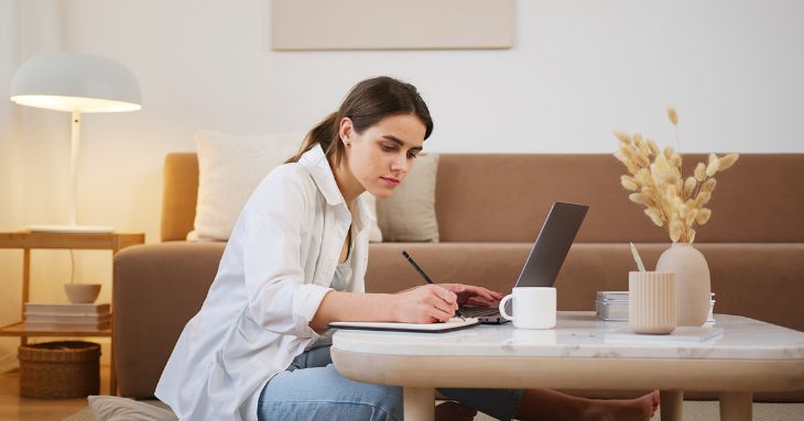 勉強している女性