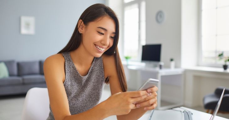 スマホを見ている女性