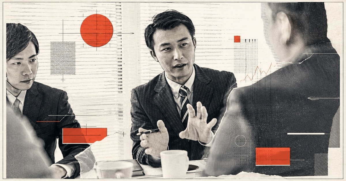 会議で説明する男性