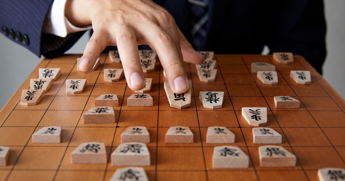 将棋を指す男性