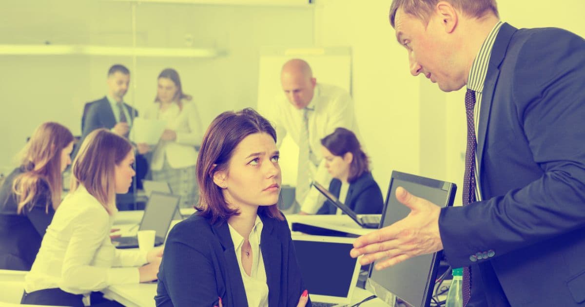 上司に怒られている女性