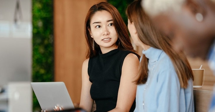 相手に響く言葉で仕事のお願いをする女性