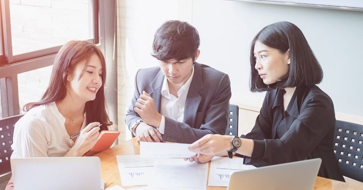 高いEQをもつ女性上司と2人の部下