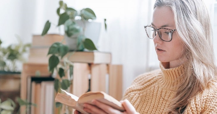 当事者意識をもって本を読む女性