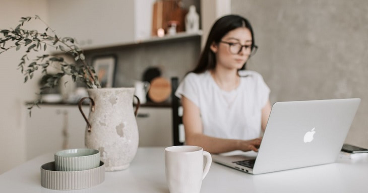 ChatGPTを利用し本来の仕事に集中するビジネスパーソン