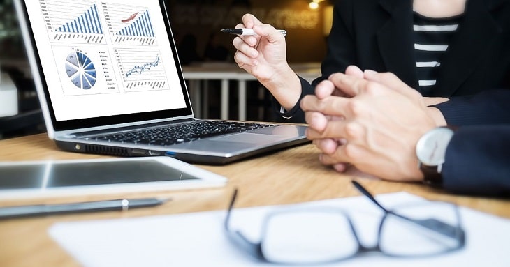 パソコンでプレゼン資料の確認をする優秀なビジネスパーソン