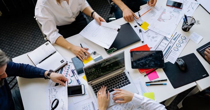 自分のもつスキルを組み合わせながら仕事に取り組むビジネスパーソン