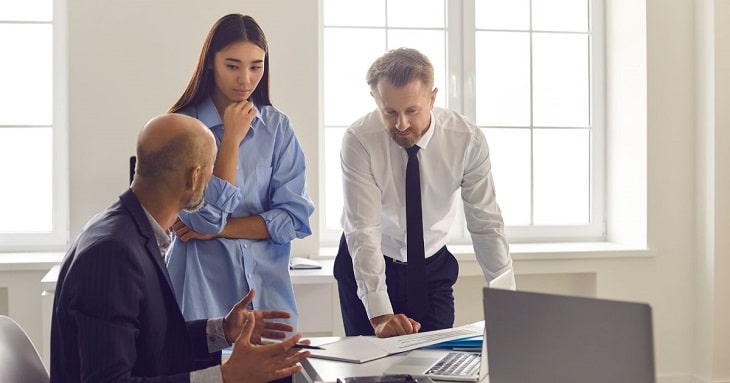 ロジカル・タイプの上司とコミュニケーションをとる2名の部下