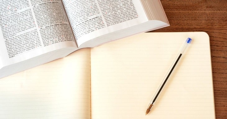 学習者がこれから覚えようとしている英語のテキストと、学習のためのノート