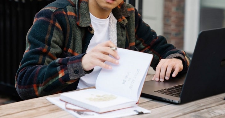 暗記勉強に励む若い男性