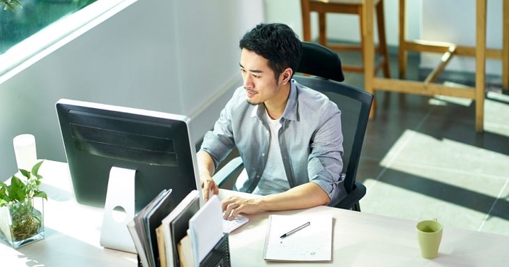 効率よく働いている、仕事が速いビジネスパーソン