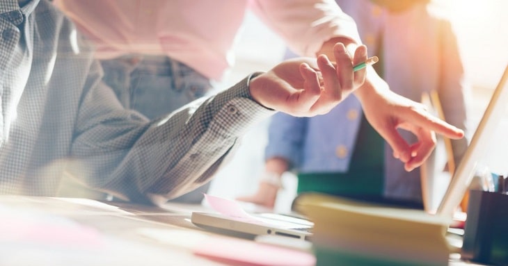 英語研修の導入に向けて話し合っている研修担当者たち