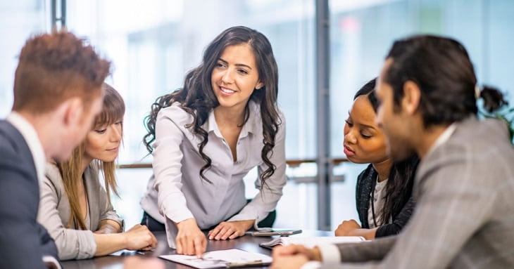 社内の英語ニーズについてヒアリングする研修担当者