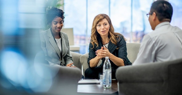 研修の必要性について社員に伝えている研修担当者